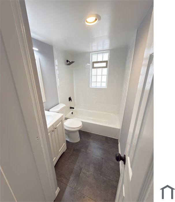 521 E 222nd St - Photo 3 of 6