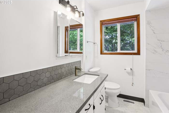 10925 Ne Skidmore St - Photo 7 of 12