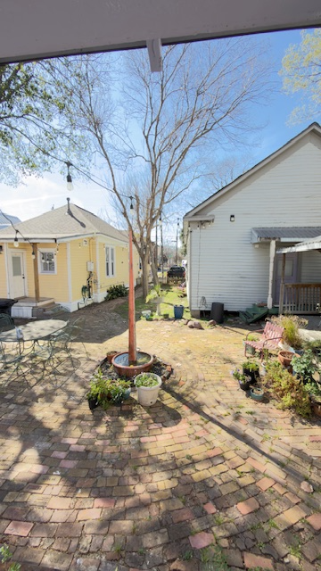 900 Sabine St - Photo 2 of 14