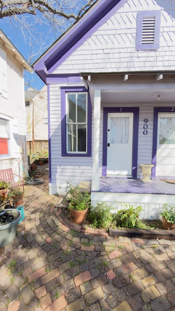 900 Sabine St - Photo 3 of 14