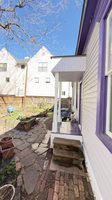 900 Sabine St - Photo 4 of 14