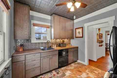 1620 Colorado St - Photo 2 of 17