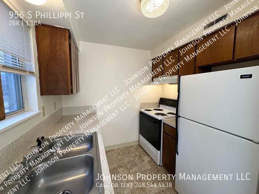 956 S Phillippi St - Photo 2 of 12