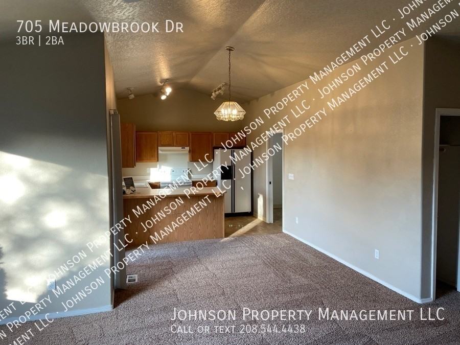 705 Meadowbrook Dr - Photo 5 of 13