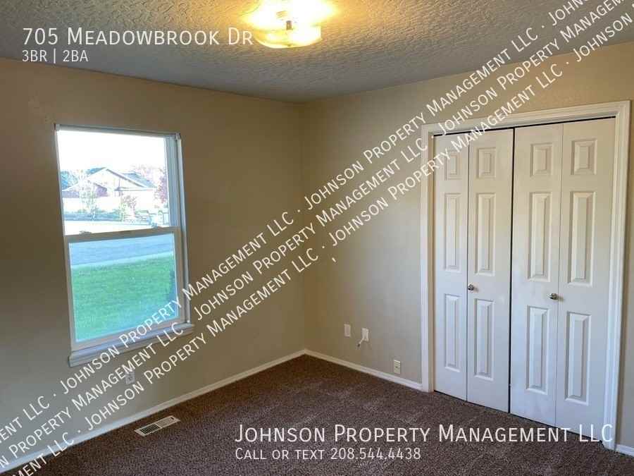 705 Meadowbrook Dr - Photo 7 of 13