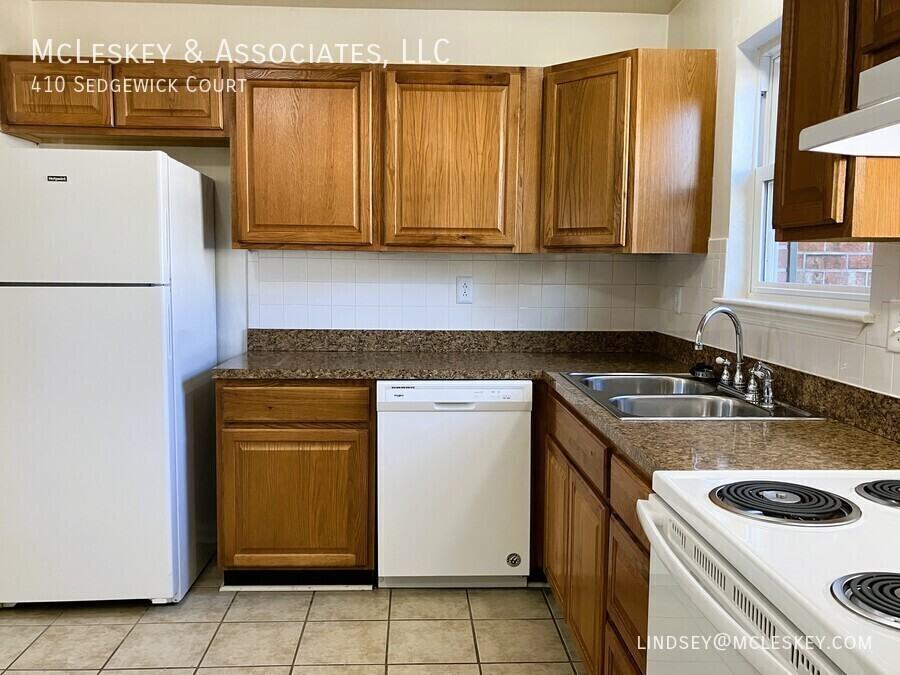 410 Sedgewick Ct - Photo 2 of 27