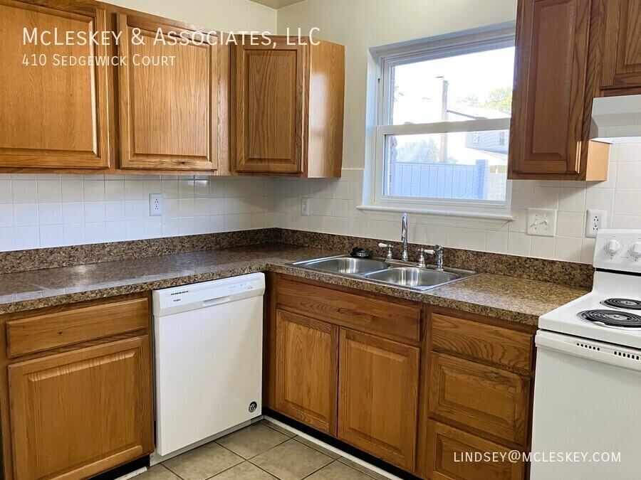 410 Sedgewick Ct - Photo 3 of 27