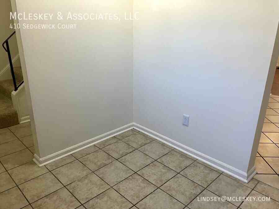 410 Sedgewick Ct - Photo 5 of 27