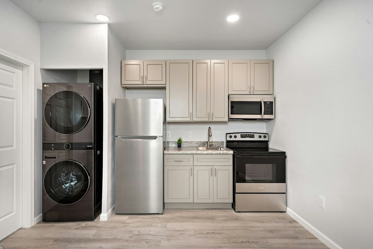 801 Avenue K, Unit F - Photo 3 of 16