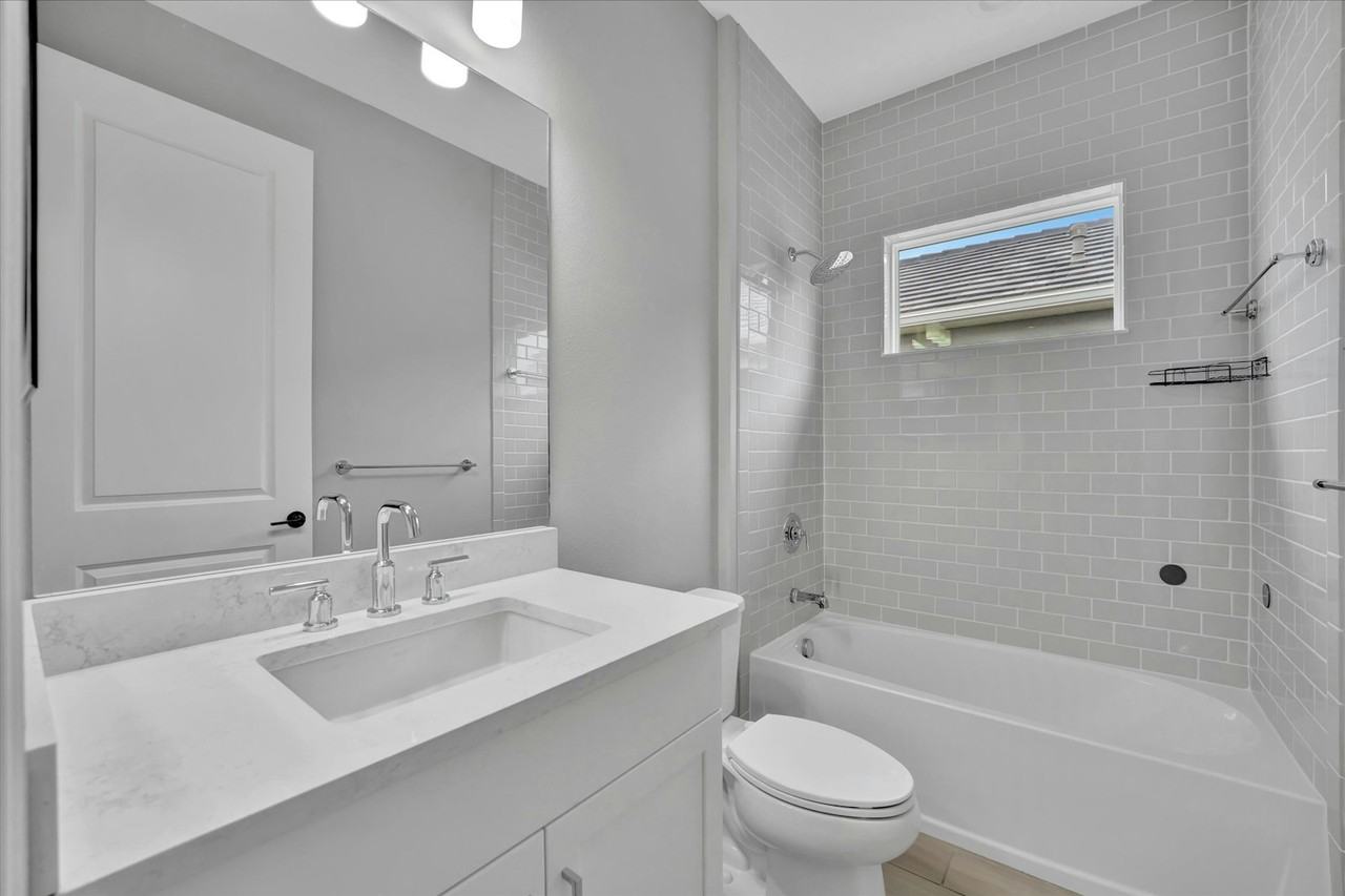 10182 Crystal Isles Circle - Photo 5 of 31