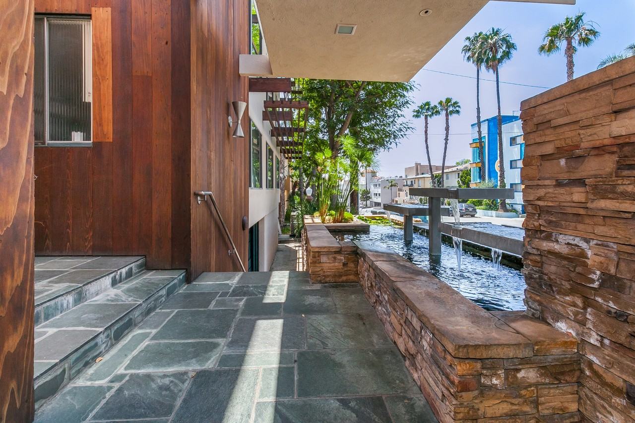 938 San Vicente Blvd #8 - Photo 2 of 17