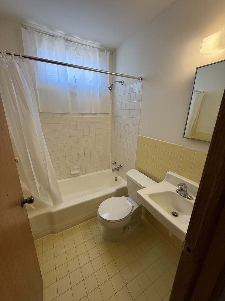 5121 University Ave Ne #204 - Photo 7 of 9