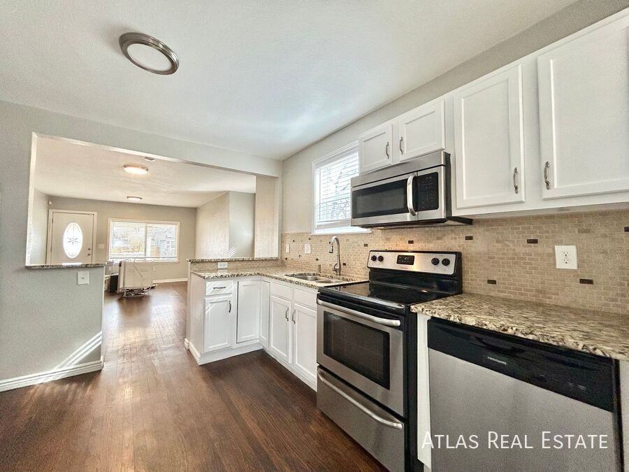 1553 N Ulster St - Photo 4 of 22