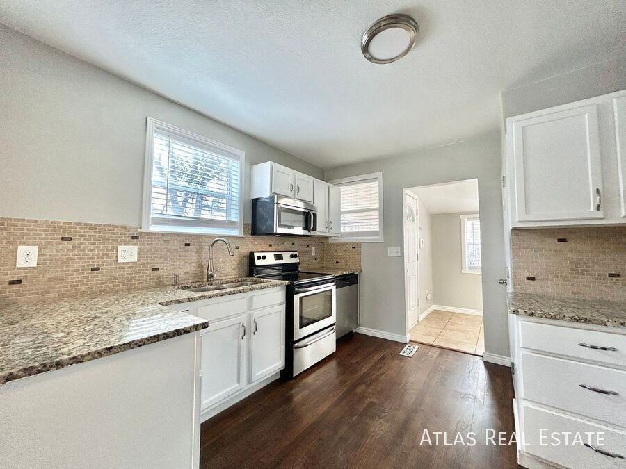 1553 N Ulster St - Photo 5 of 22