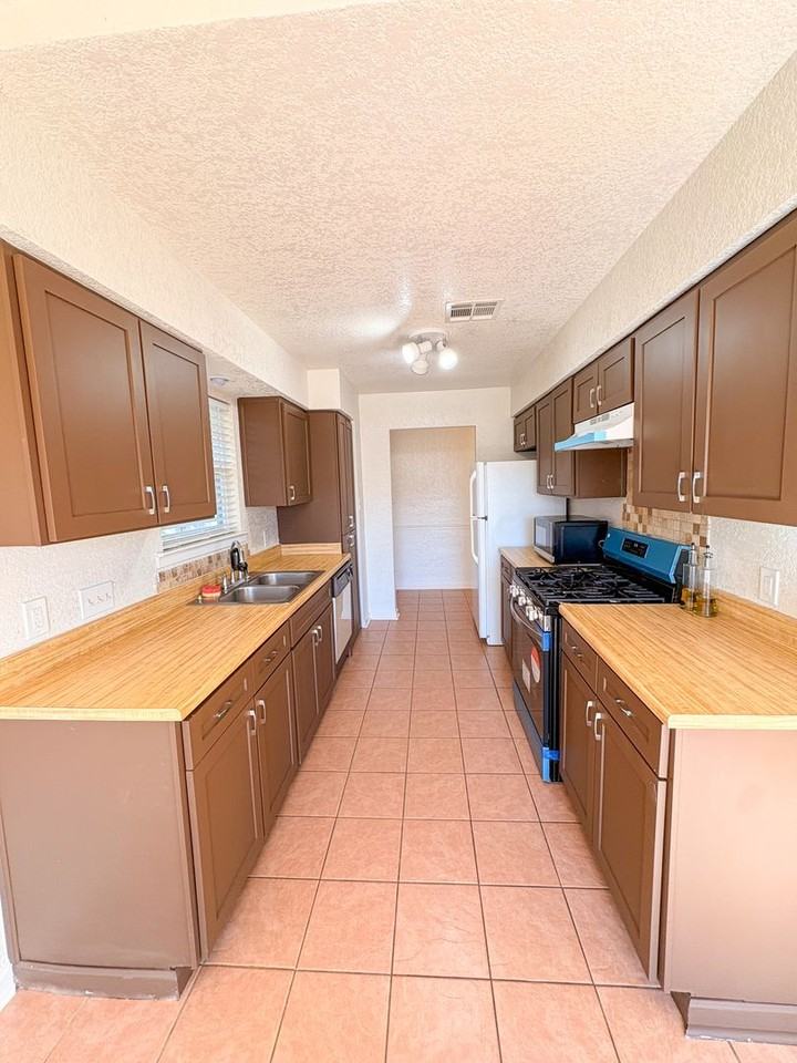 1312 Westway Dr - Photo 3 of 12