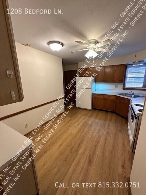 1208 Bedford Ln - Photo 6 of 17