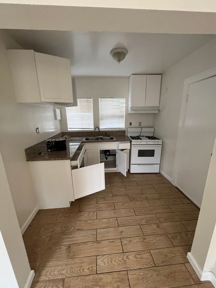 1926 1/2 Daly St - Photo 2 of 3