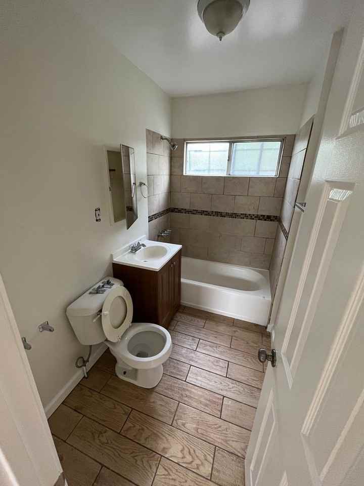 1926 1/2 Daly St - Photo 3 of 3