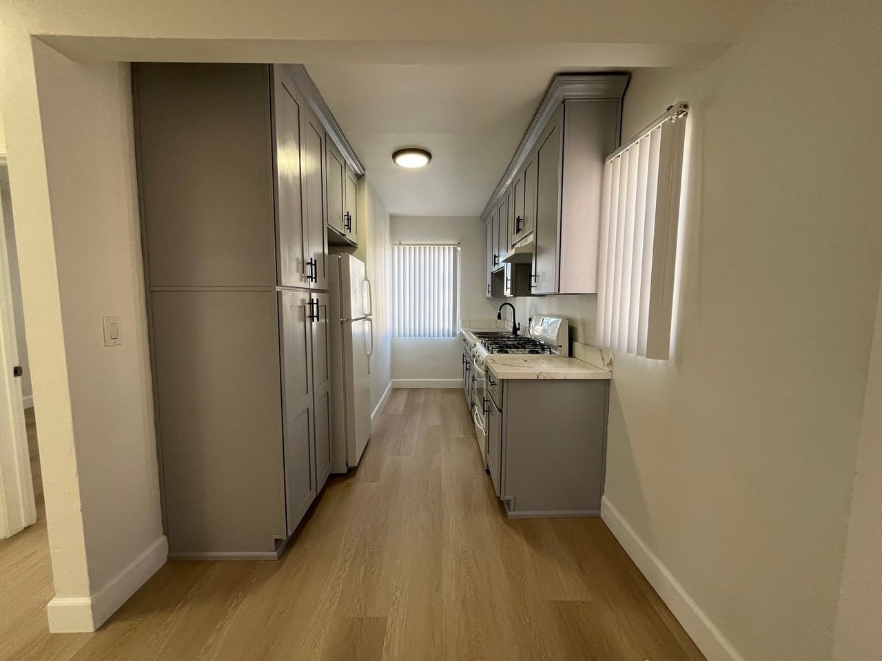 831 W 43rd St #8 - Photo 6 of 13