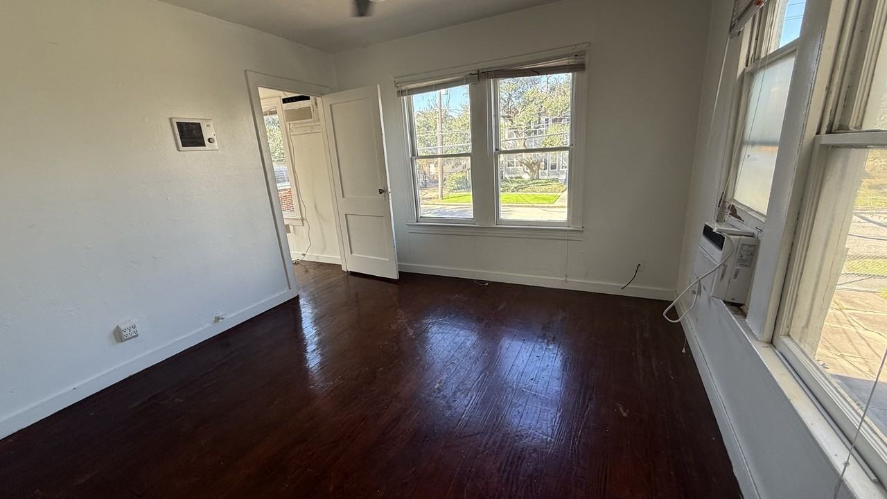 Francis (1601) - Photo 5 of 10