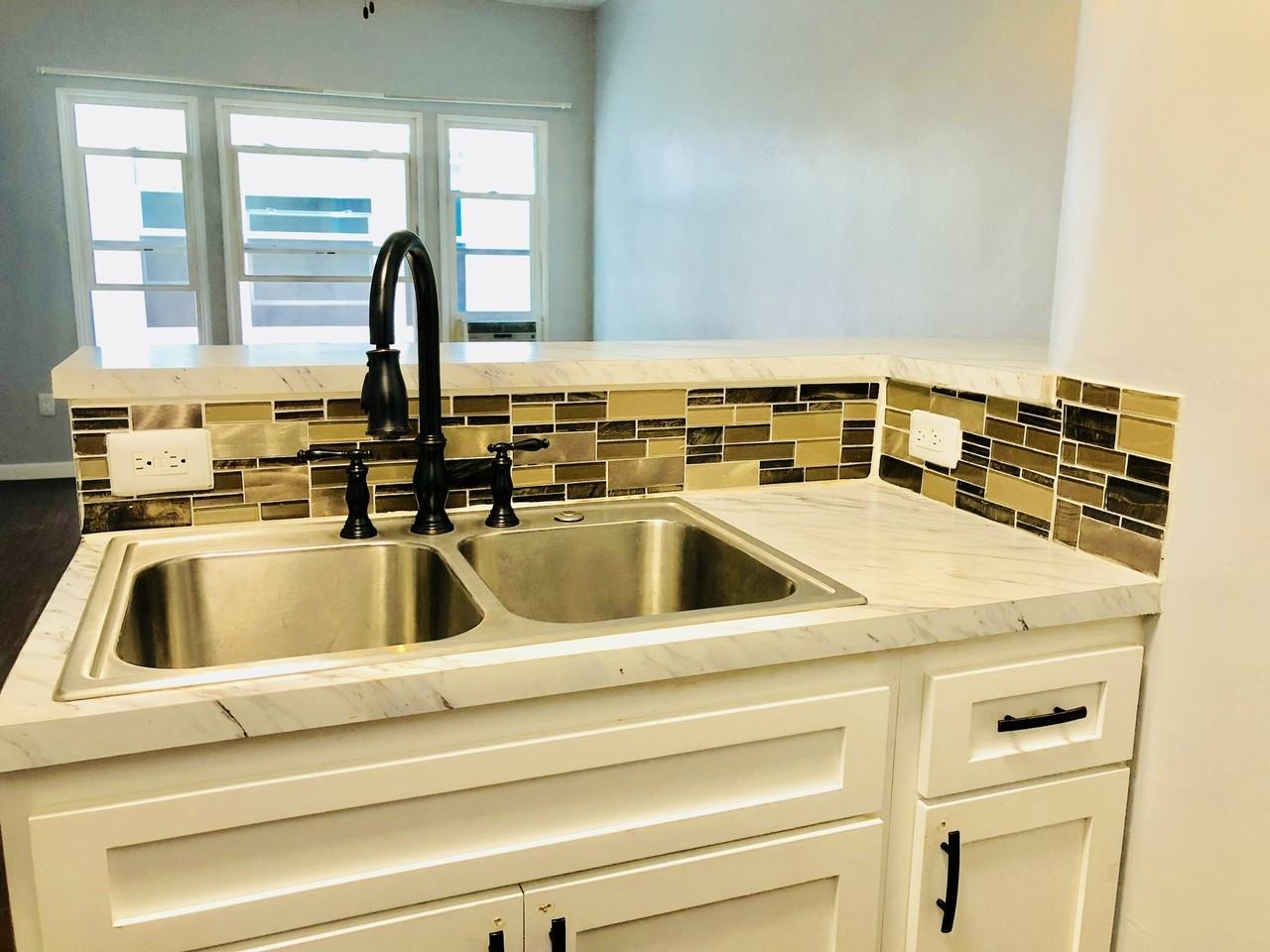 921-929 S. Serrano Avenue - Photo 3 of 9