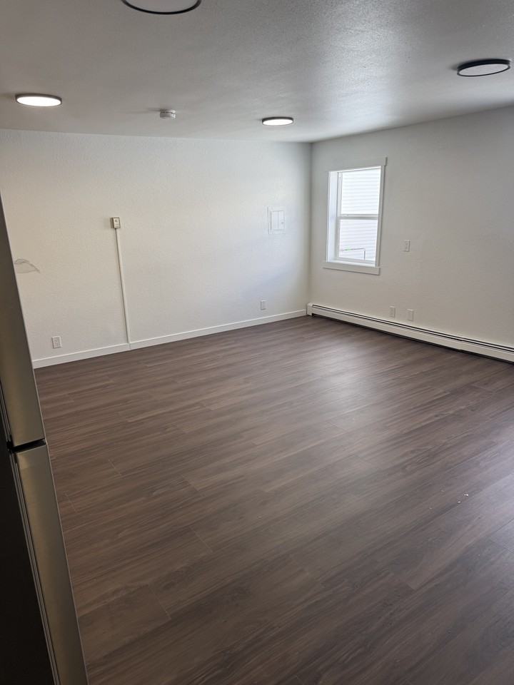 950 Gilmore Street* - Photo 6 of 9