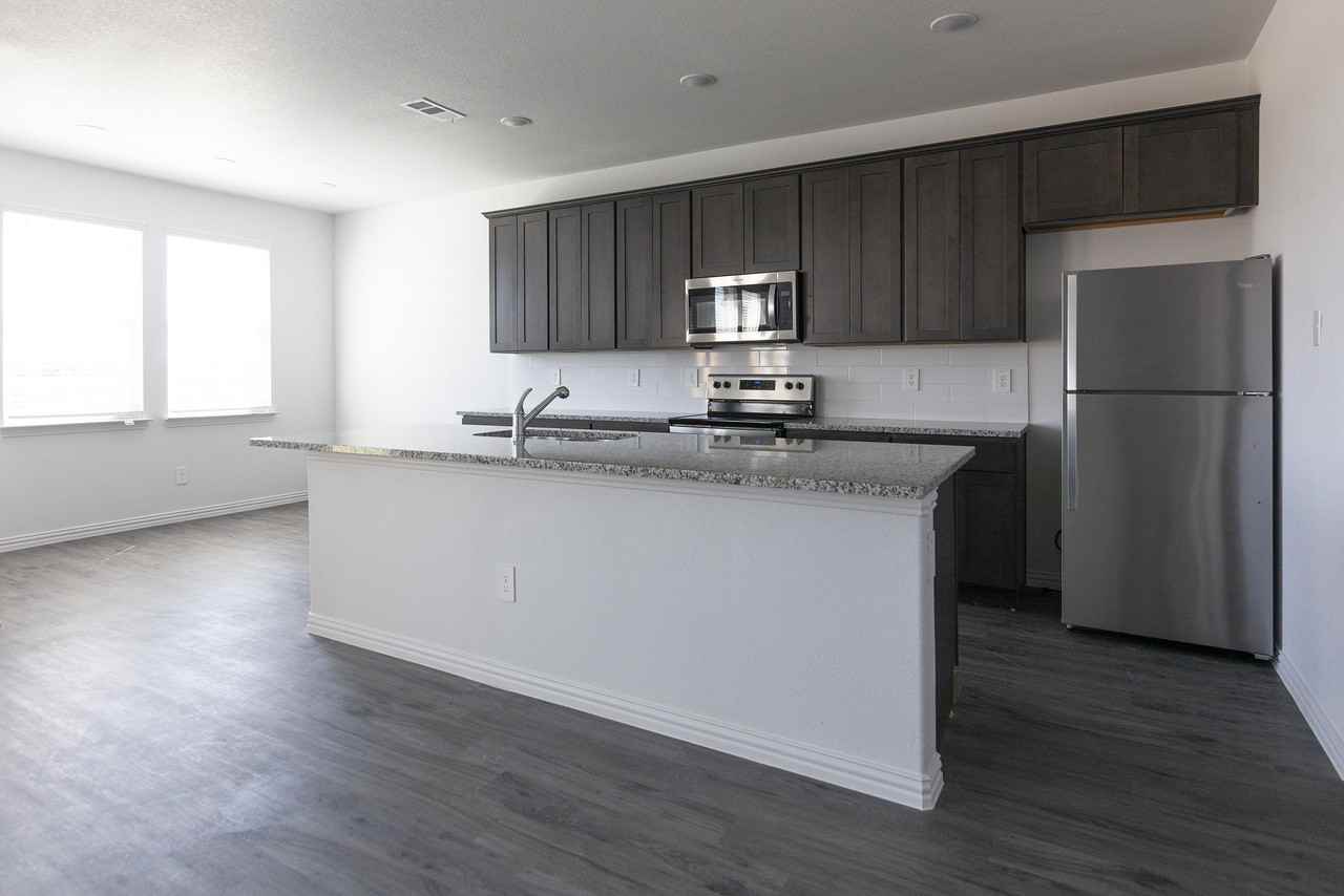 1446 Waterview Dr - Photo 4 of 10