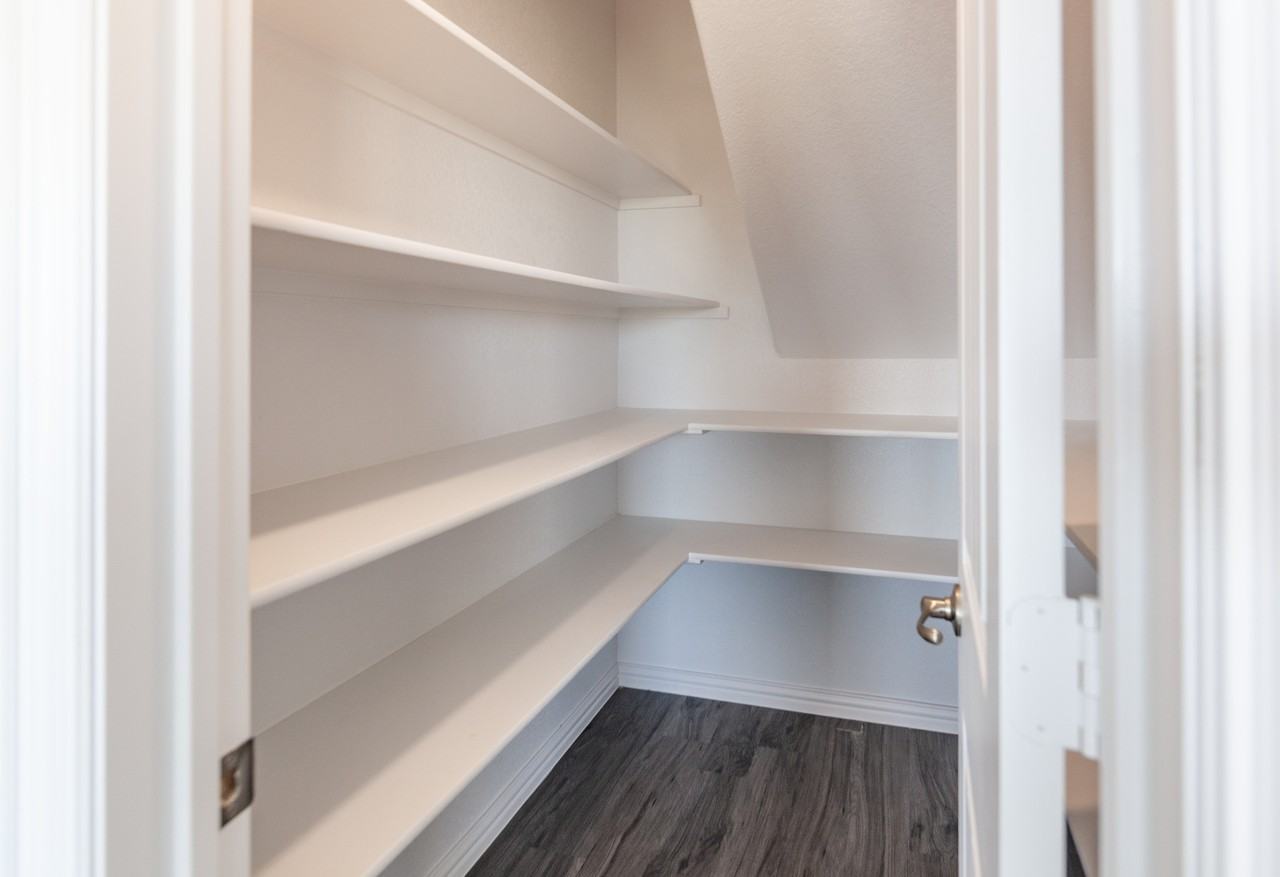 1446 Waterview Dr - Photo 5 of 10