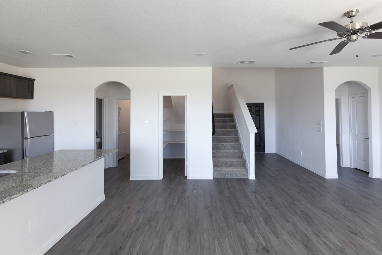 1446 Waterview Dr - Photo 6 of 10