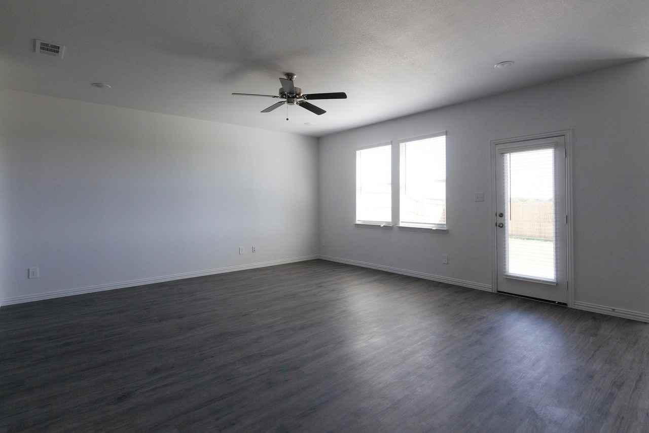 1446 Waterview Dr - Photo 7 of 10