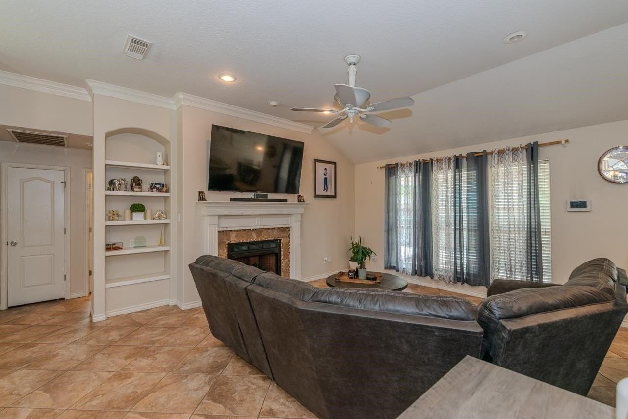 193 Donald St - Photo 5 of 26