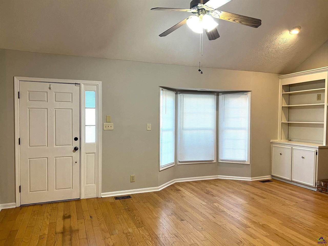 122 N Springs Ct - Photo 3 of 28