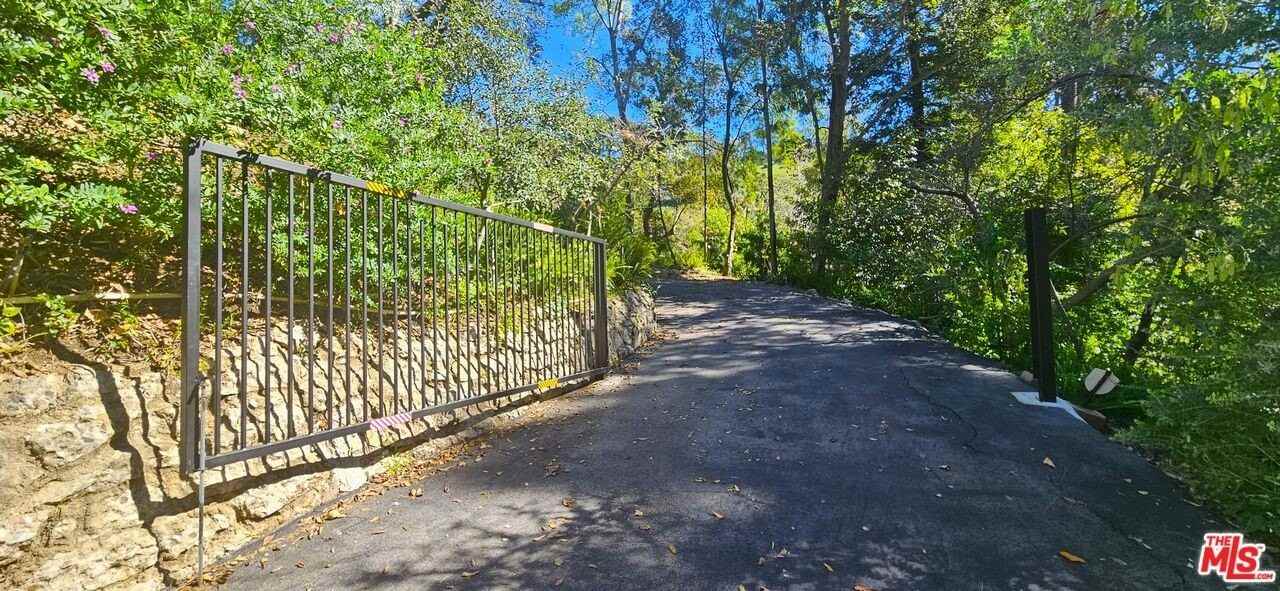 7503 Willow Glen Rd - Photo 2 of 45