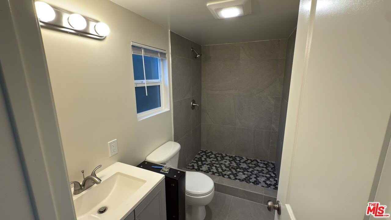 385 Redondo Ave Apt C - Photo 3 of 10