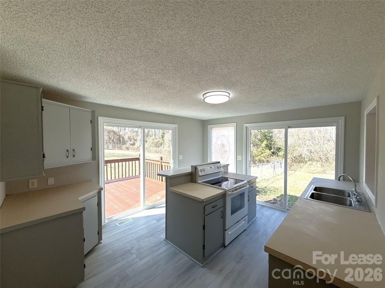 513 Rhodes Ave - Photo 4 of 19