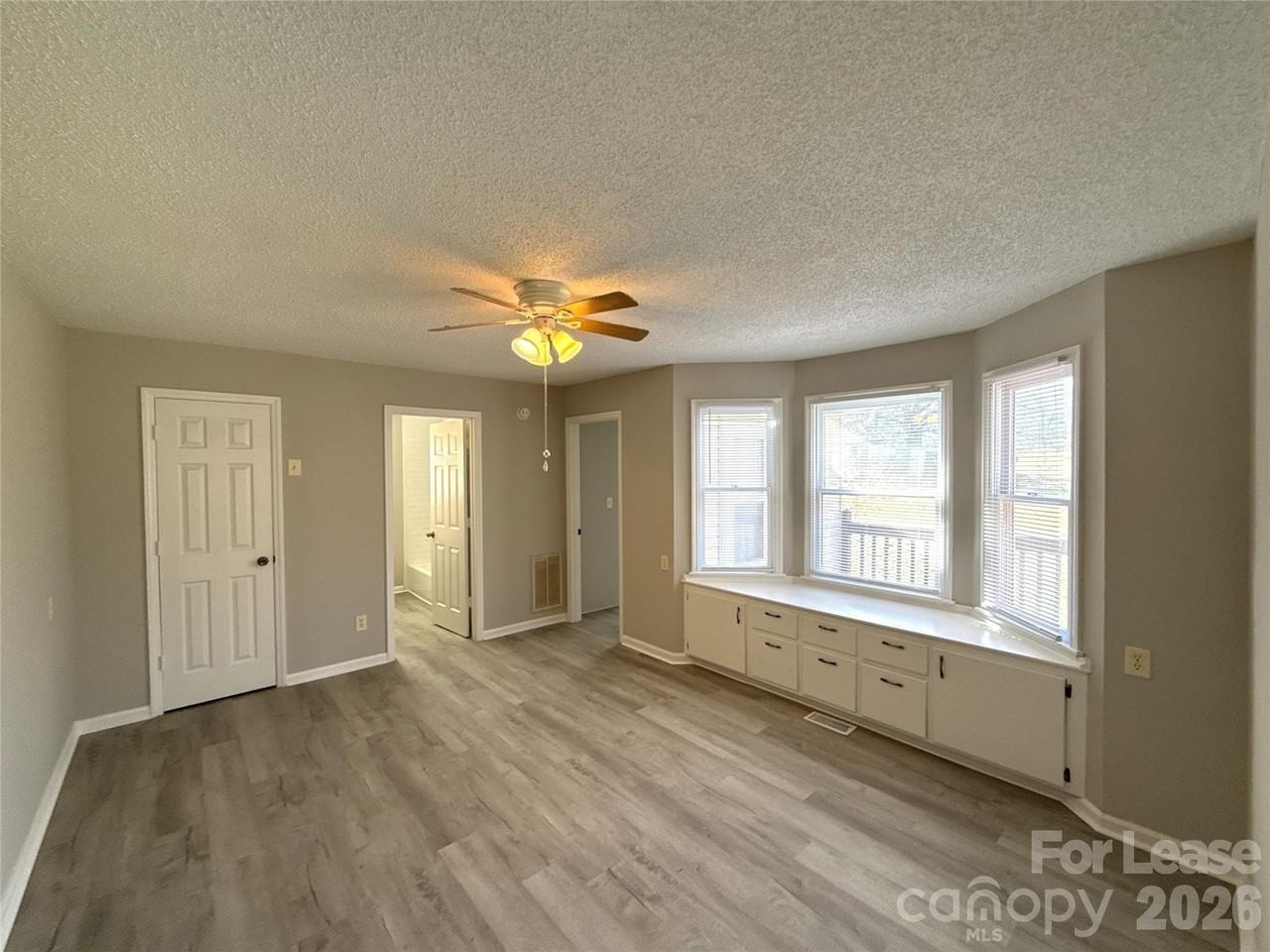 513 Rhodes Ave - Photo 7 of 19