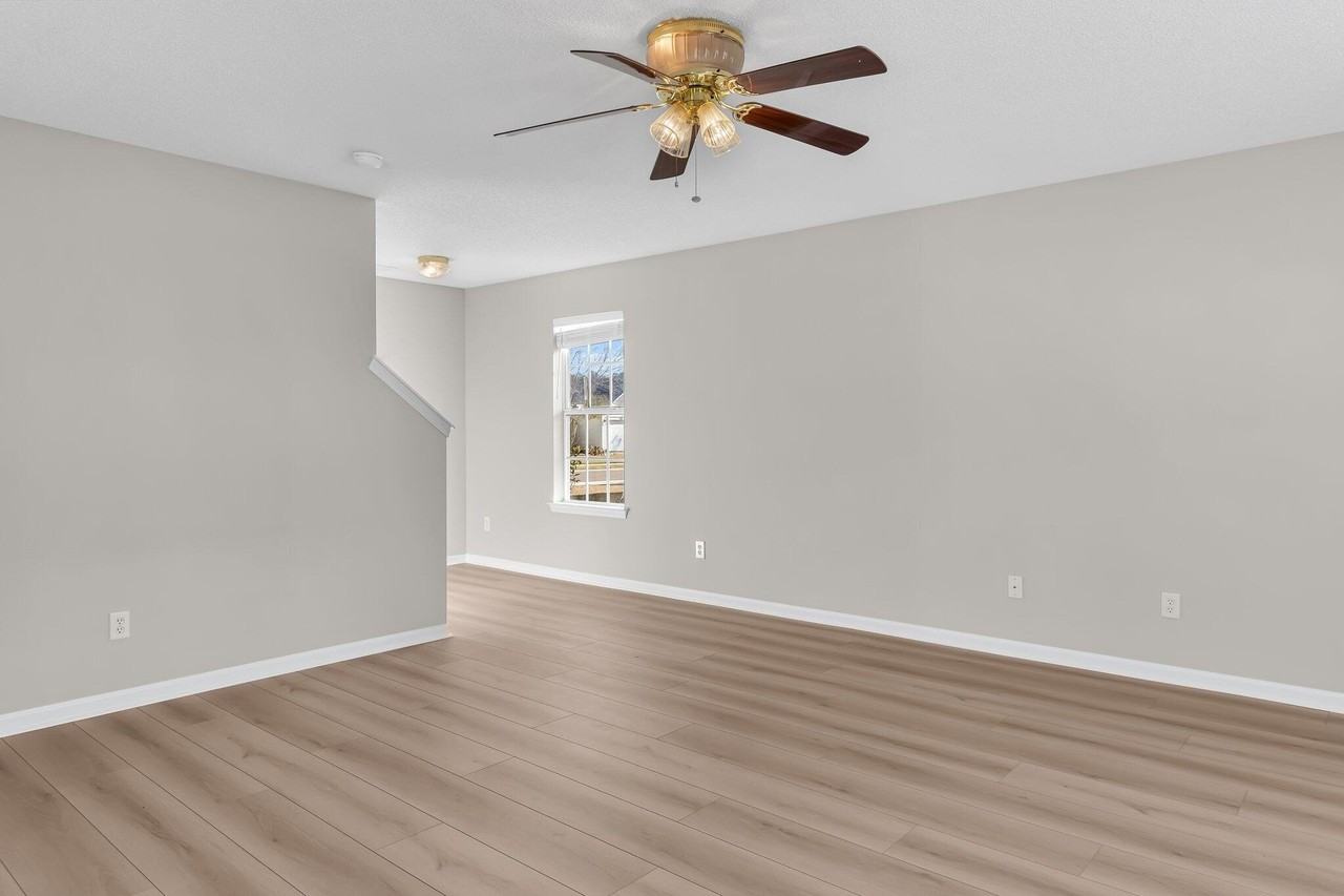 131 Patriot Ln - Photo 4 of 33