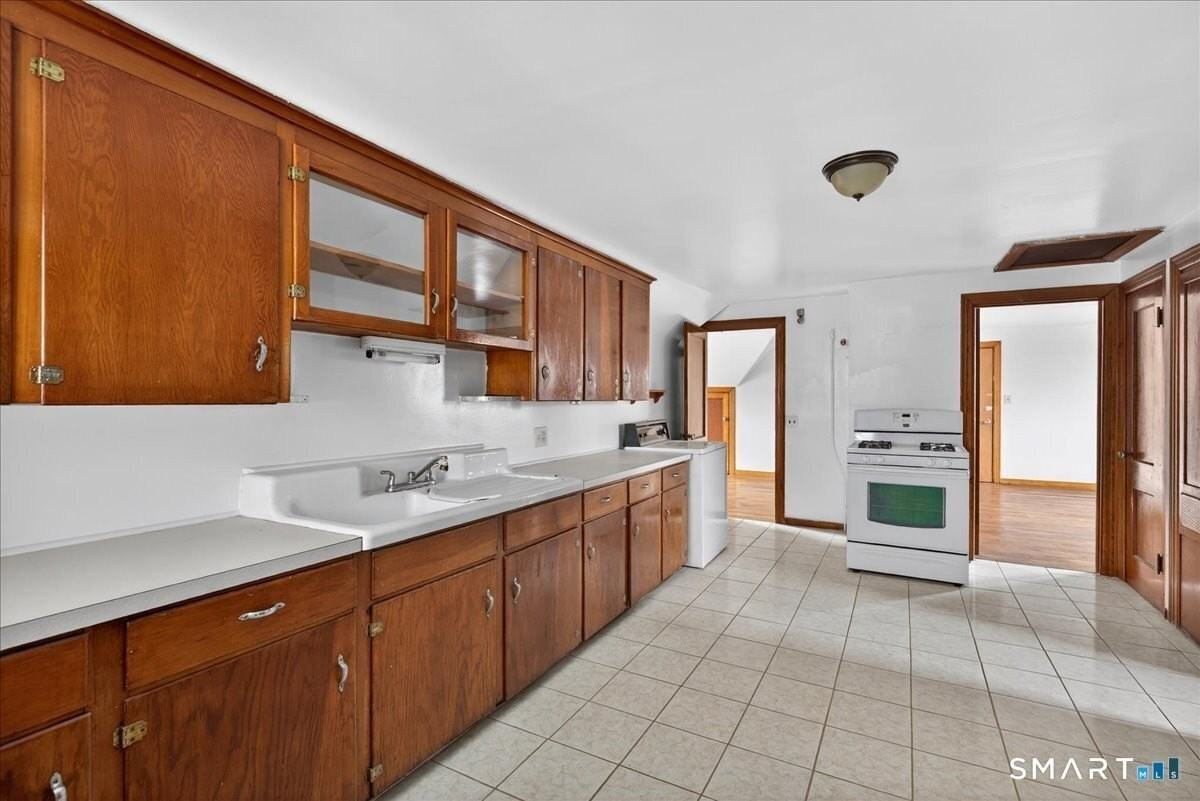 253 Olivia St 3rd Fl - Photo 2 of 26