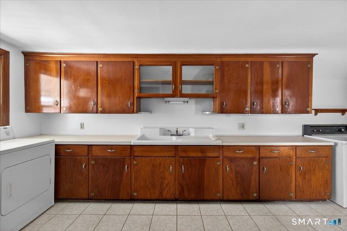 253 Olivia St 3rd Fl - Photo 3 of 26