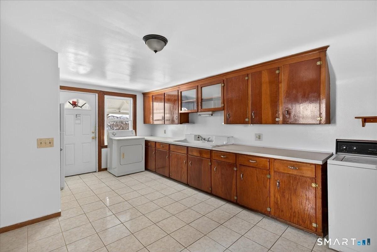 253 Olivia St 3rd Fl - Photo 6 of 26