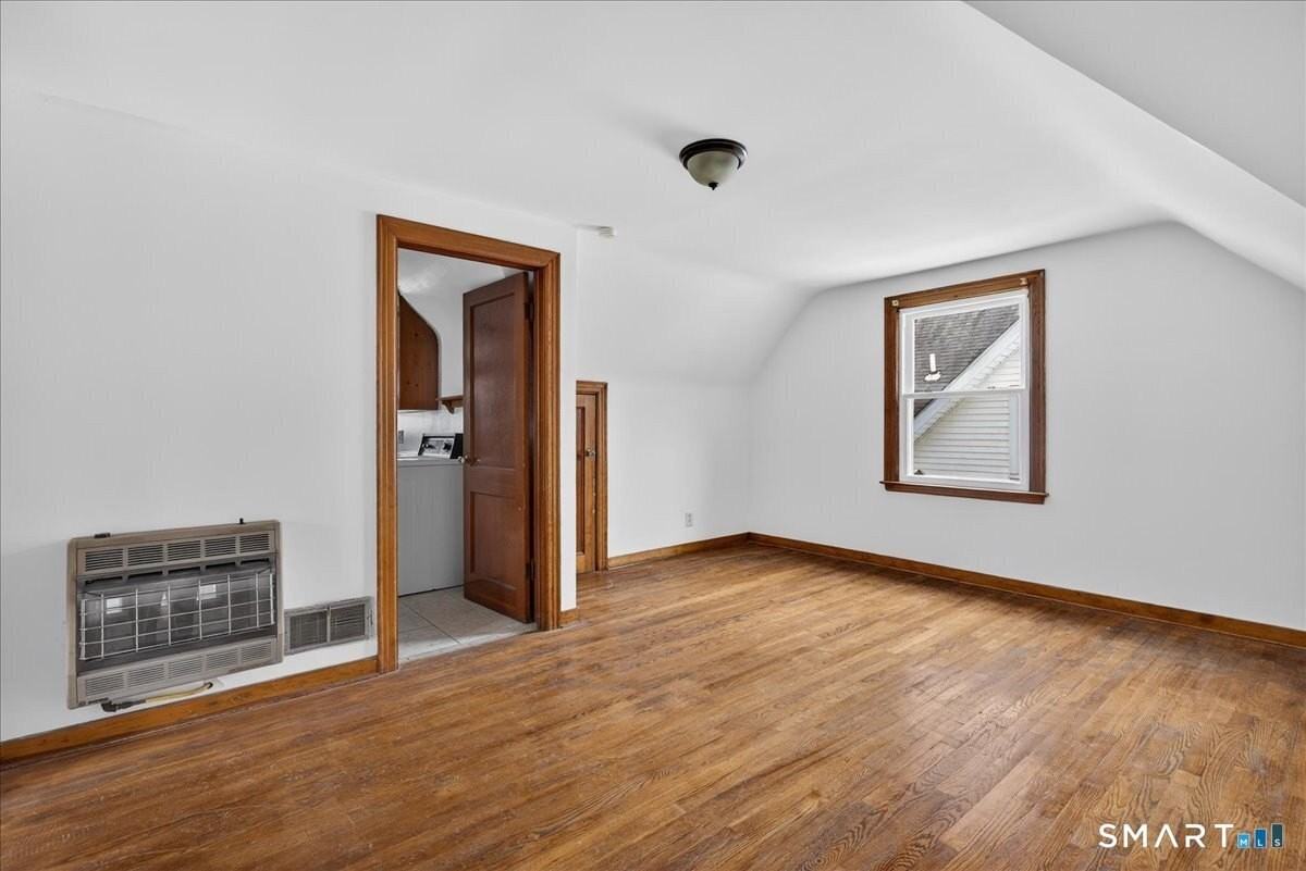 253 Olivia St 3rd Fl - Photo 7 of 26