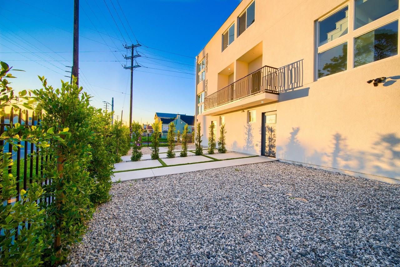 801 1/2 E 84th Pl #801-1-2 - Photo 2 of 25