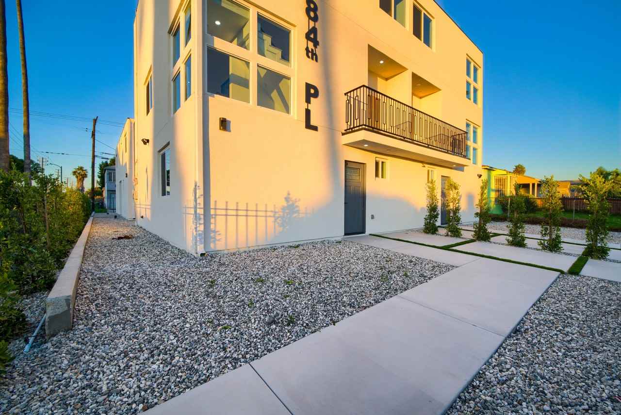 801 1/2 E 84th Pl #801-1-2 - Photo 3 of 25