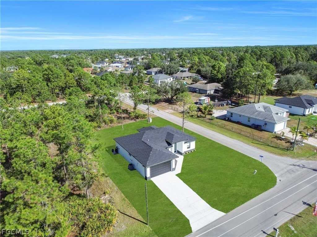 2700 42nd St W - Photo 5 of 47