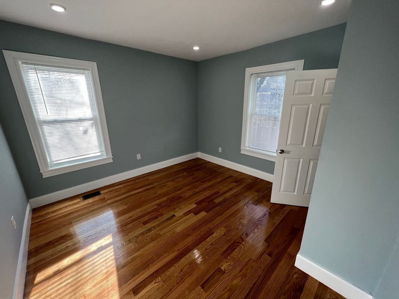 362 Oxford St - Photo 3 of 4