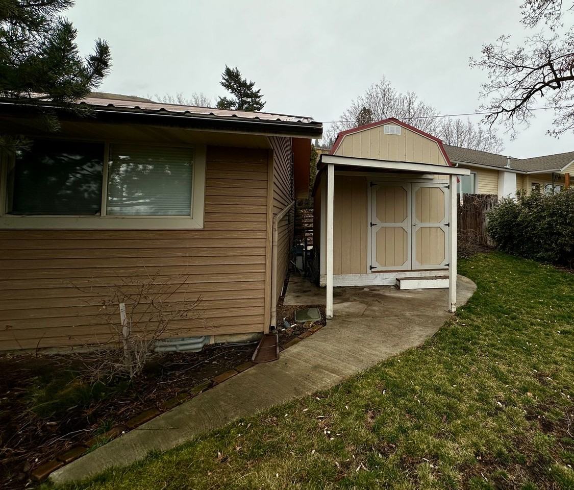 211 Spring Ave - Photo 5 of 32