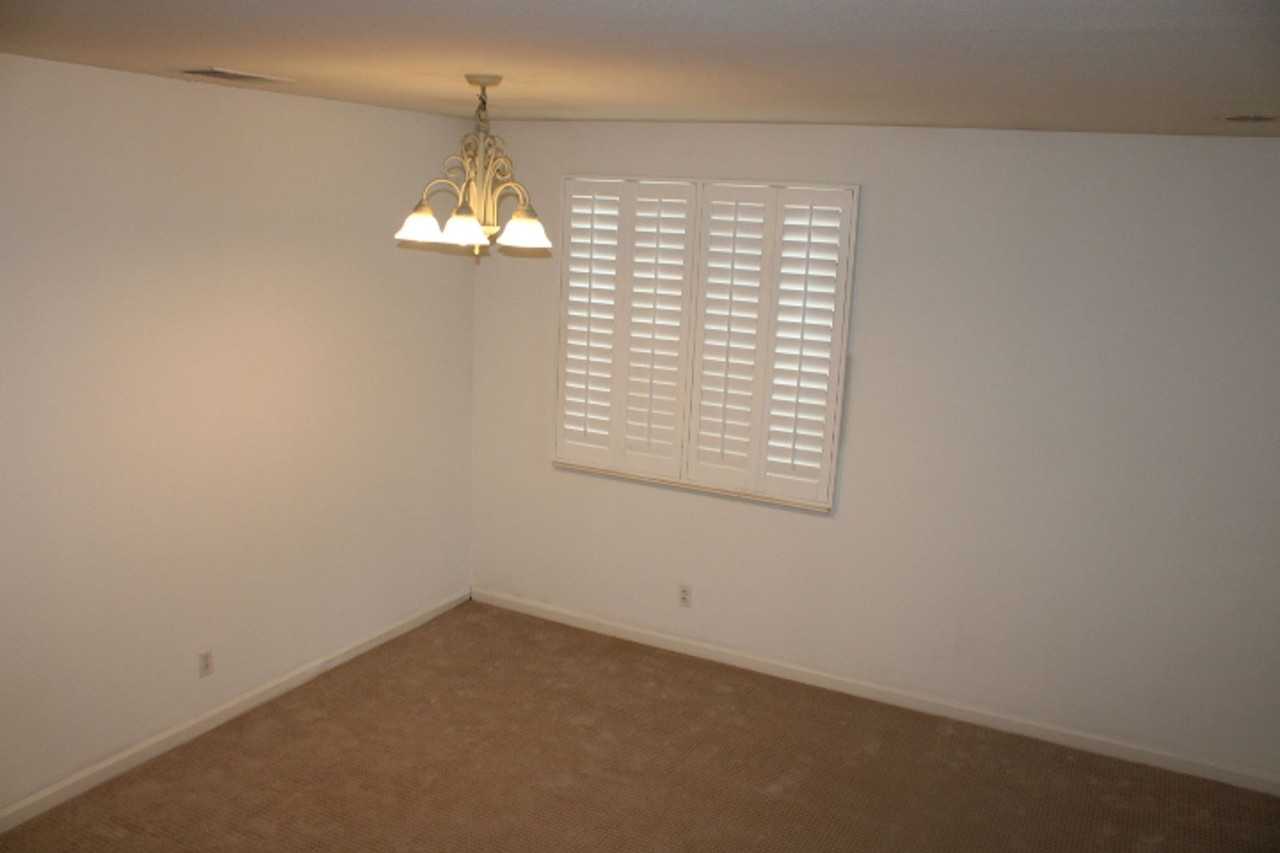 524 Rosewood Ln - Photo 3 of 27