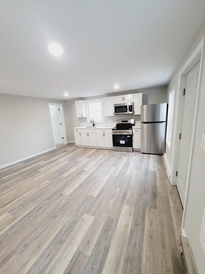 1112 Bedford Ave - Photo 4 of 8