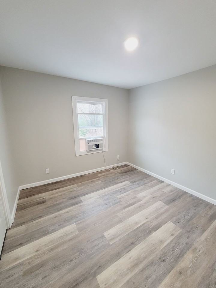 1112 Bedford Ave - Photo 5 of 8