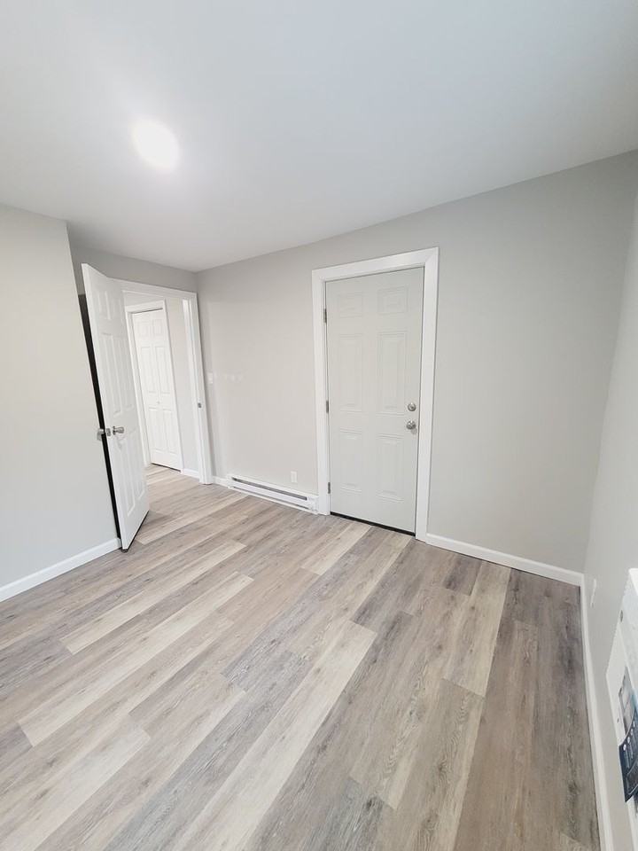 1112 Bedford Ave - Photo 6 of 8